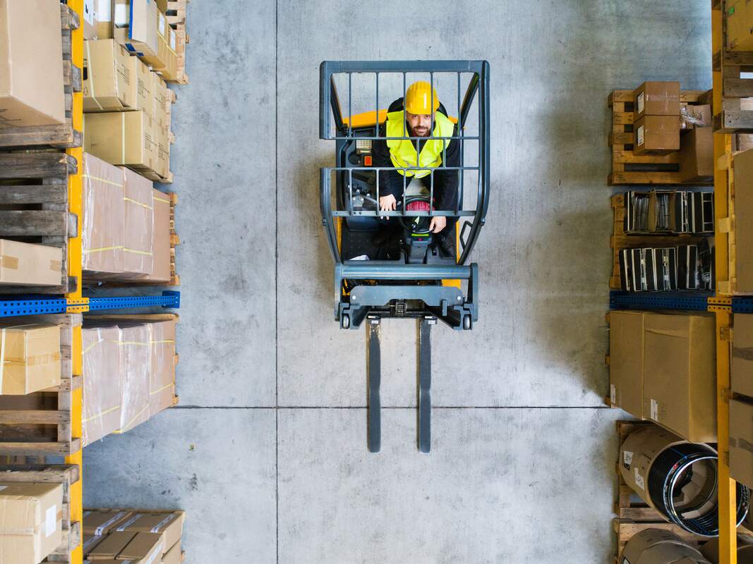DSV medarbeider kjører truck mellom lagerreoler